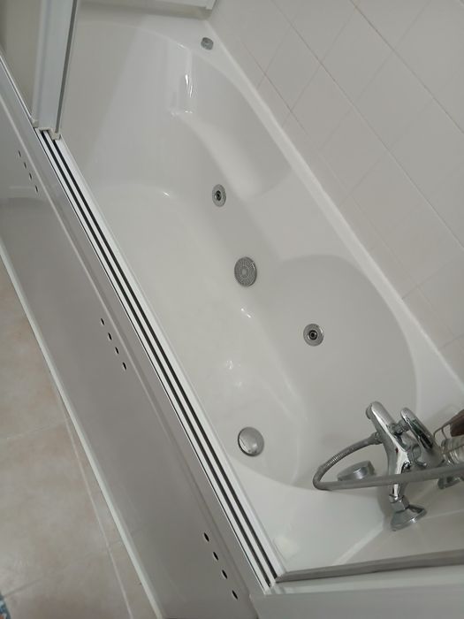 Banheira com hidromassagem + abrigo .