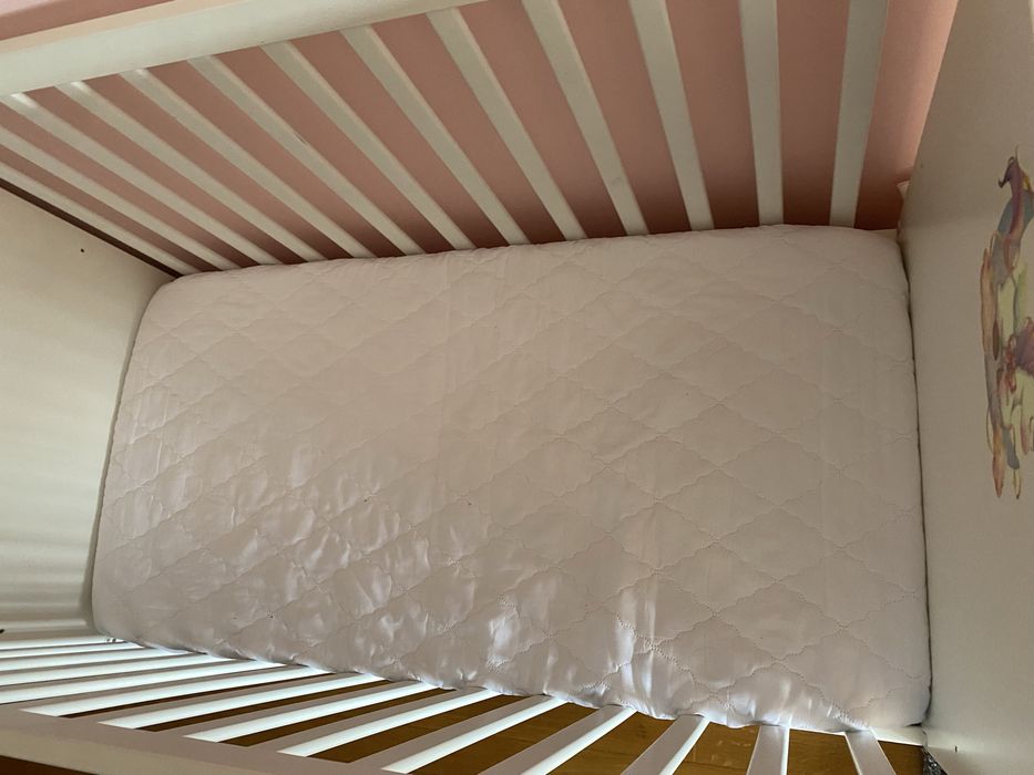 Berço branco com colchão e gavetas - Como novo!