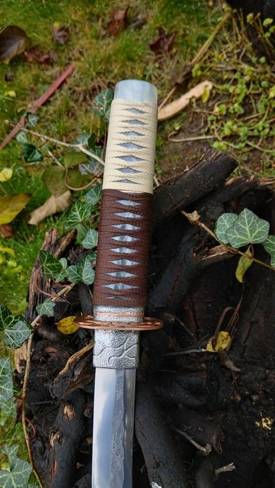 Ręcznie wykuty miecz Wakizashi. Japoński miecz. Knifemaking.