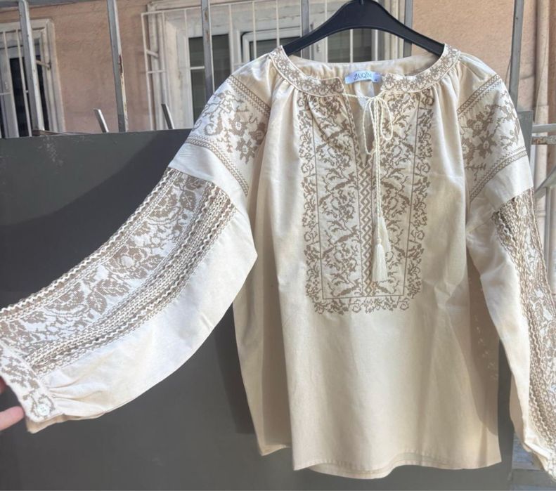 Жіноча вишиванка, сорочка вишита хрестиком.