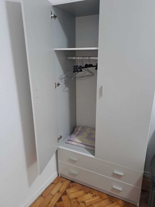 Quarto individual, em casa partilhada com mais 2 pessoas do sexo masculino