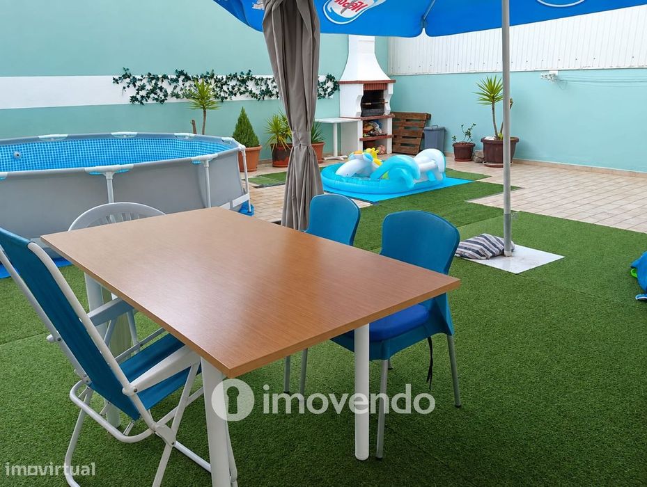 Apartamento T2 com estacionamento e terraço, em Vialonga
