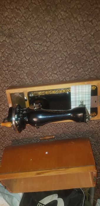 Швейна машина "Подолка" (ПМЗ) у дерев'яному футлярі. Машина в робочом