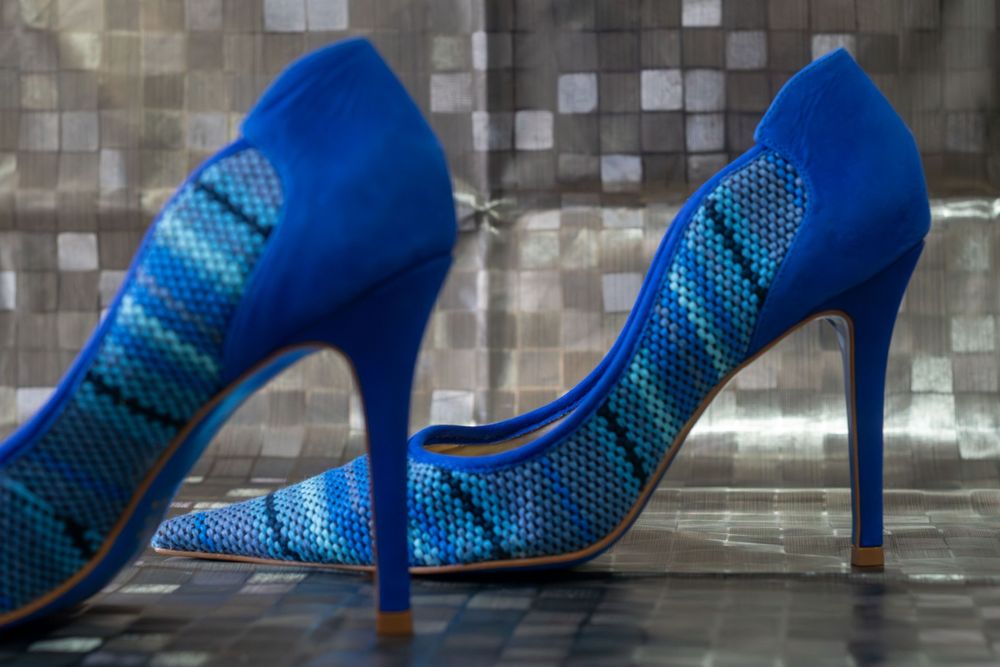 Sapatos de salto agulha em camurça azul com estampa geométrica texturizada