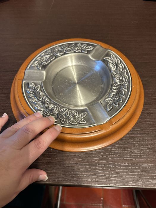 Cinzeiro em madeira e metal