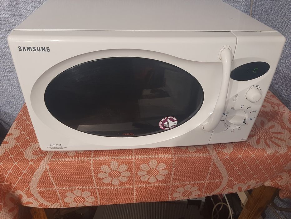 Мікрохвильовка з грилем Samsung  CE2727R. В доброму робочому охайному стані.Зручна в користуванні.всі функції працюють бездоганно!