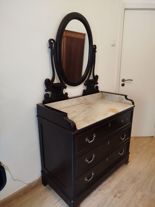 Cómoda com mármore e espelho
