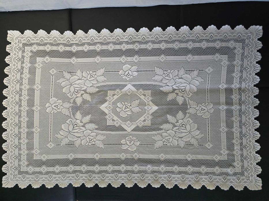 Obrus biały żakardowy ażurowy 155x100 cm, stan bdb.