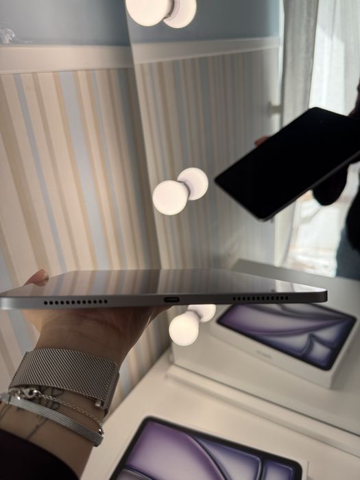 iPad Air 11, 128 GB + Case with Keyboard and Stylus64738747582723123