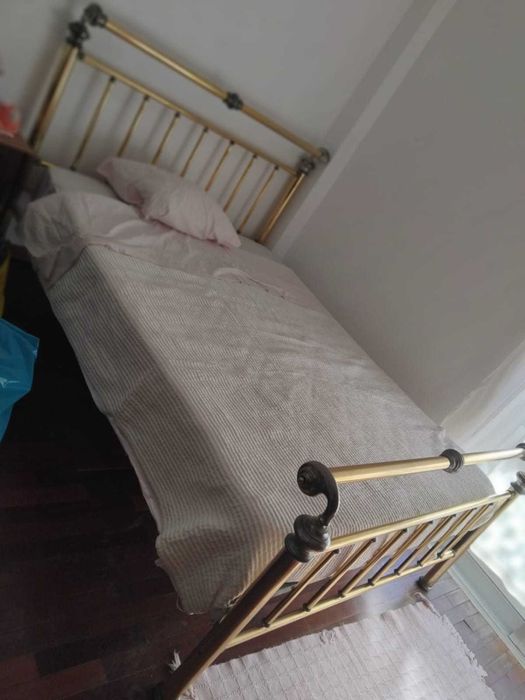 Cama metálica dourada como nova