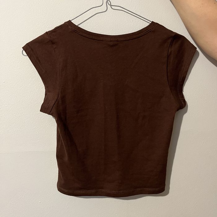 Brązowy top z napisem