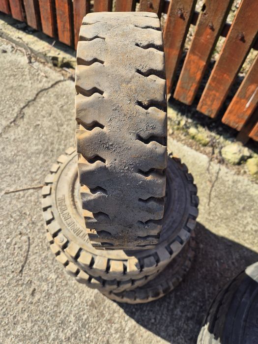 Opony pełne koła 4.00-8