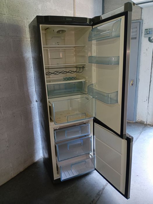 Frigorífico combinado marca ELECTROLUX DIGITAL, a funcionar perfeitame