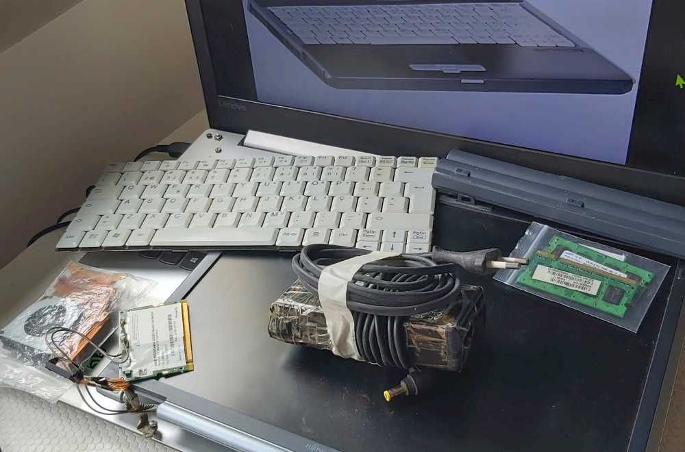 Fujitsu Siemens Lifebook S7020 - Parts: keyboard, monitor, battery...64729590137474121