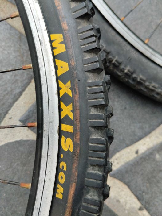 15€_2 pneus Maxxis 26*2.10 Kevlar