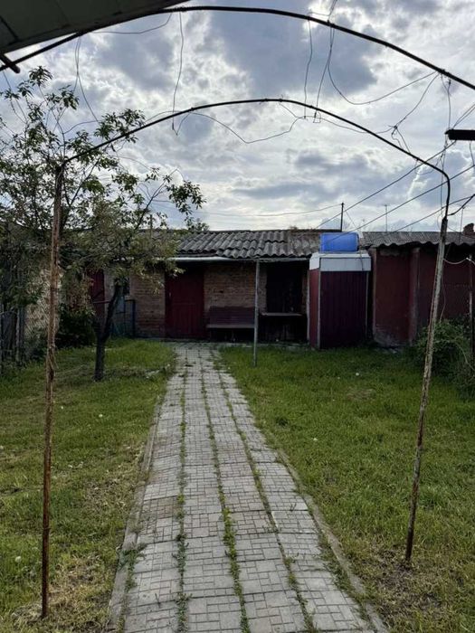 пів будинку, окремий дворик, Є ГАРАЖ, КОТЕЛ