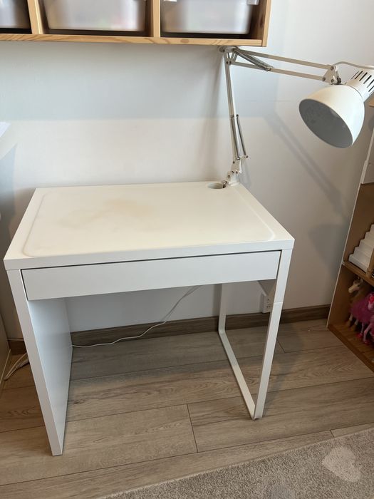 Biurko Micke, krzesło obrotowe, lampka biurkowa IKEA