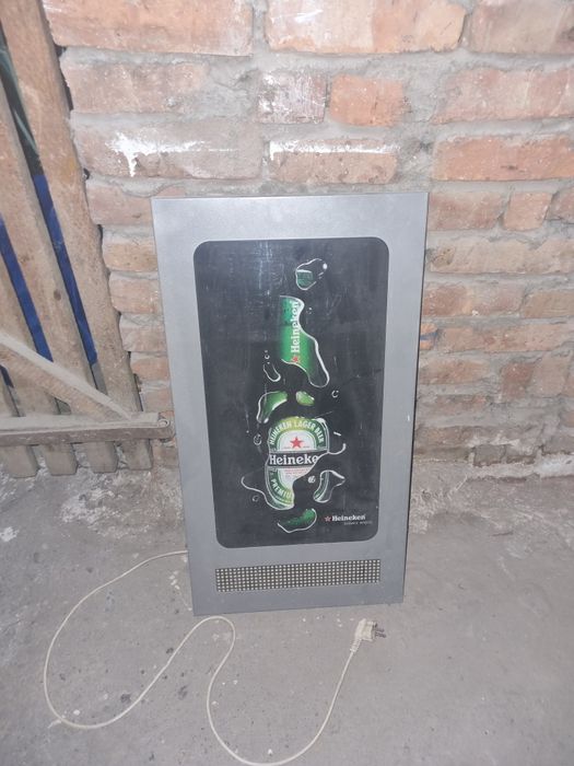 Świecąca reklama klubu