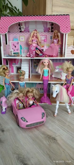 Drewniany domek dla lalek i Barbie z akcesoriami