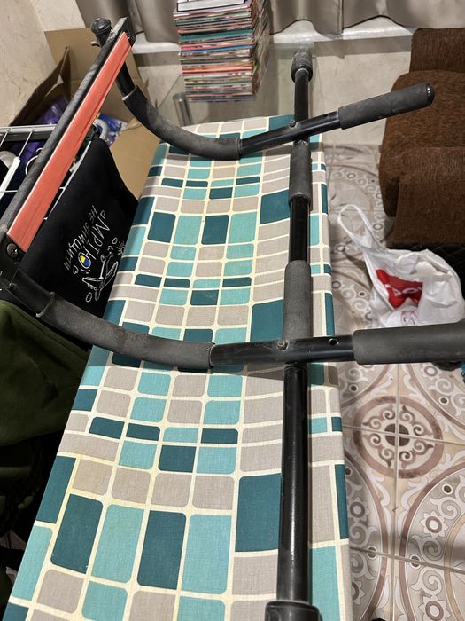 Турник для дверного проема или настенного монтажа.