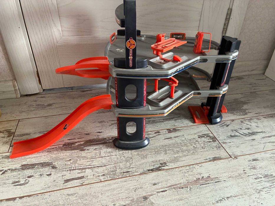 Іграшковий паркінг для машинок