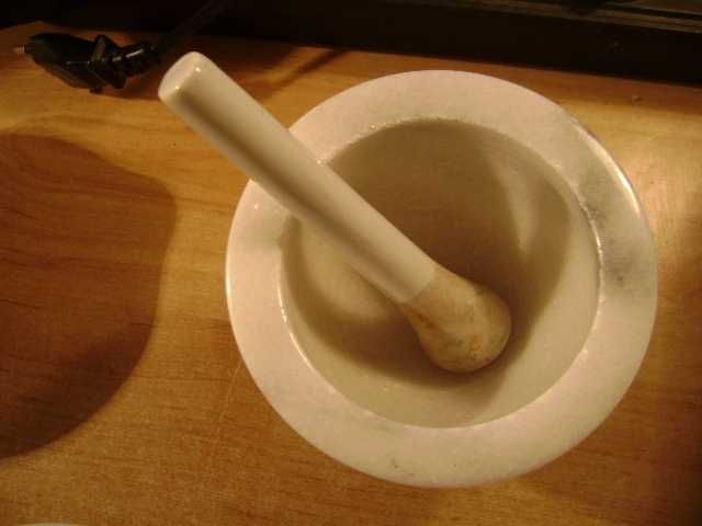 Starocie z PRL - Moździerz marmurowy z ucieraczem, wysokość 10 cm