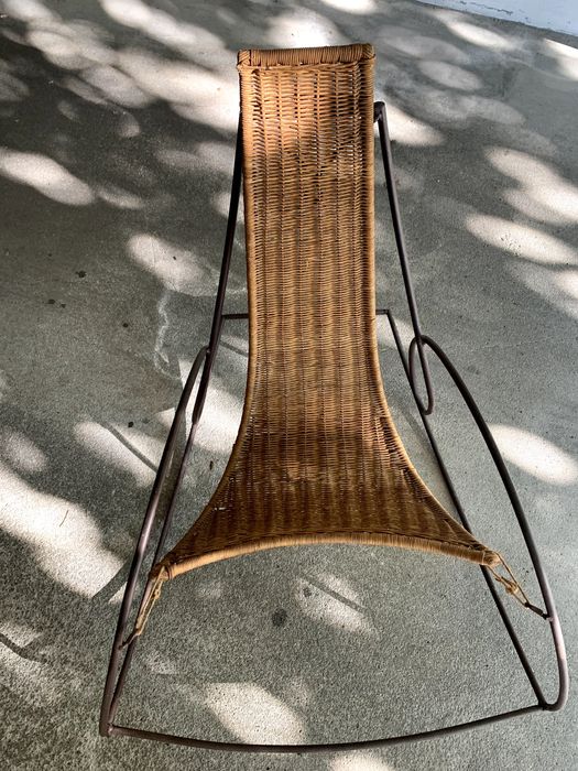 Cadeira de baloiço vintage em vime e ferro