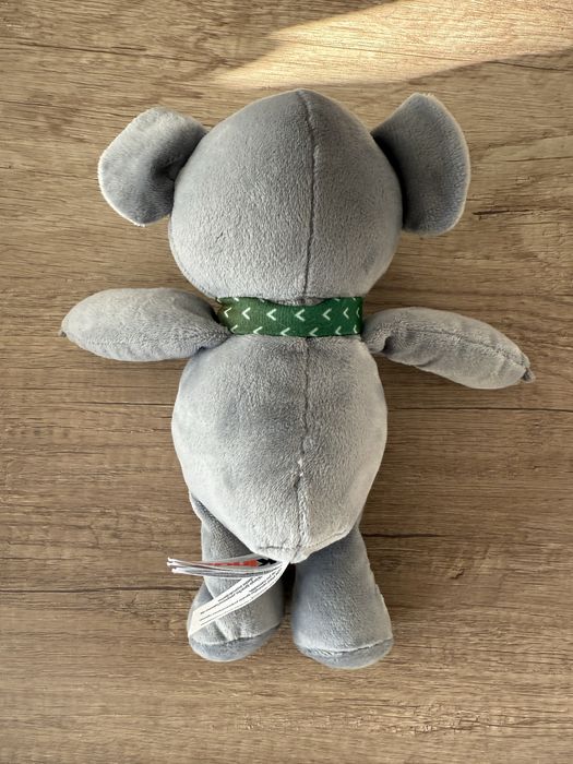 Maskotka koala szara z zielonym szalikiem