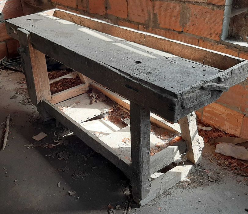 Bancos de Marceneiro com torno de fuso, em madeira. ( Reservado)