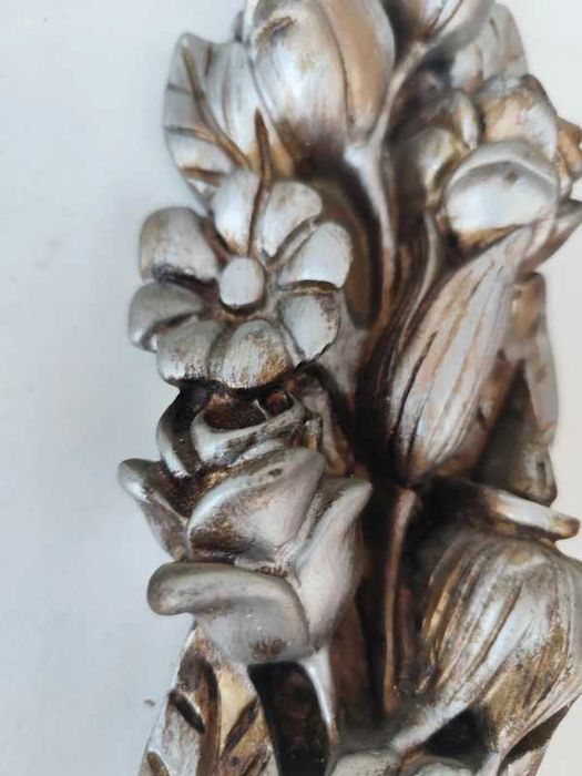 Peça decorativa com arranjo floral