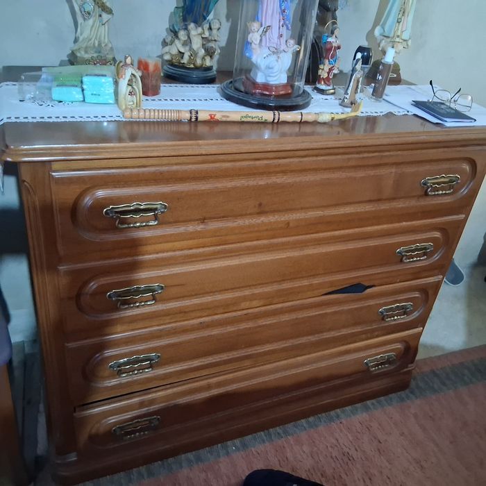 Vendo uma mobília    de quarto   ofereco um movel de roupa
