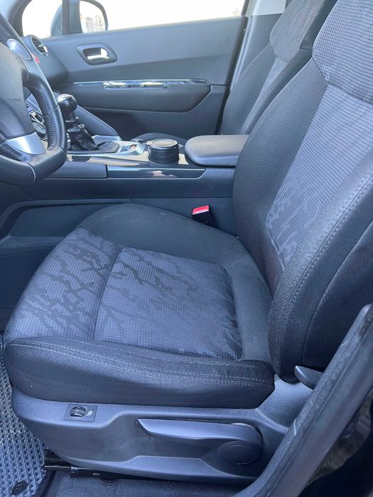 Продається гарний та економний  сімейний Пежо 3008