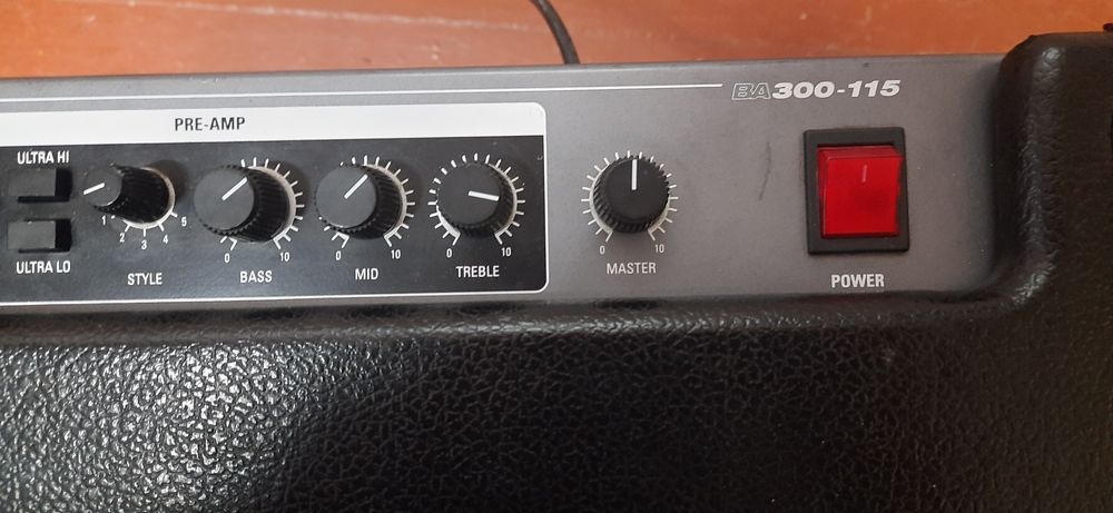 Басовий комбік Ampeg BA 300-115