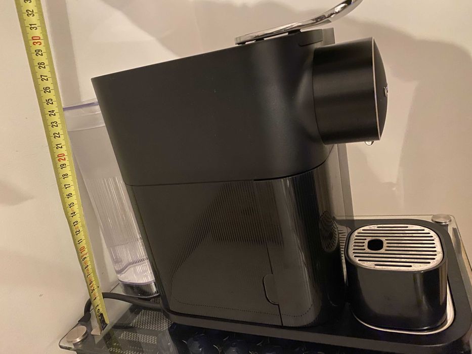 Maquina de Café DeLongui Preta - cápsulas Nespresso