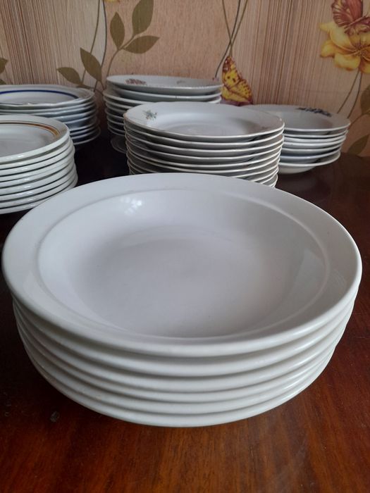Продам фарфоровые столовые тарелки