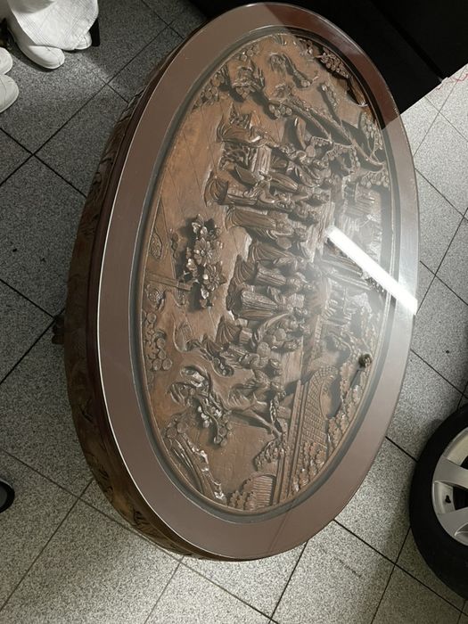 Mesa de madeira com gravuras