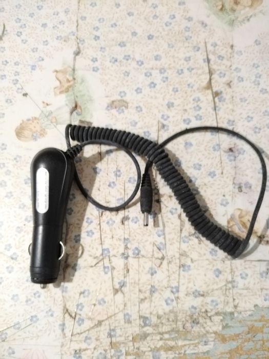 Vendo carregador para telemóvel carrega no carro bom estado