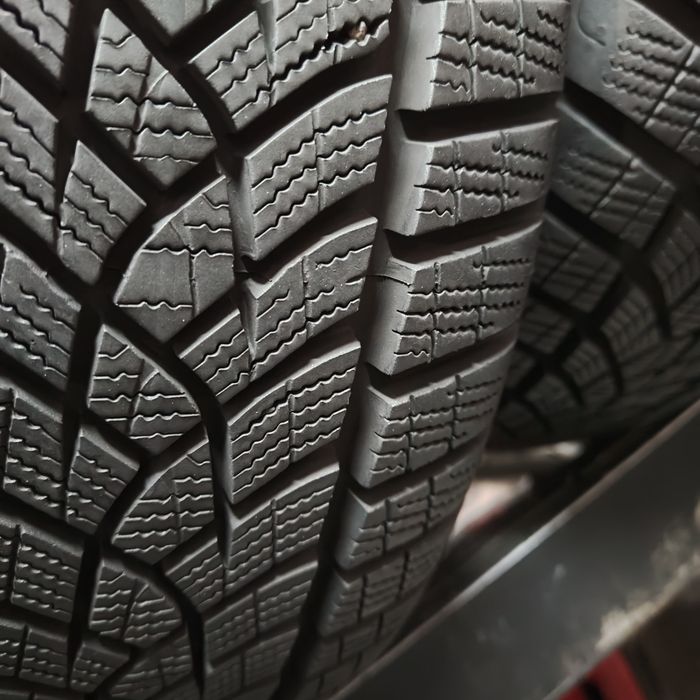 215/60/16 XL Sprzedam komplet opon zimowych Goodyear