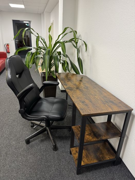 Biurko stoliczek z pułeczkami regał