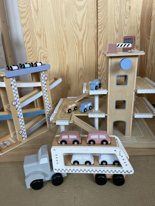 Duży drewniany zestaw mamabrum - garaż, tor dla autek i laweta