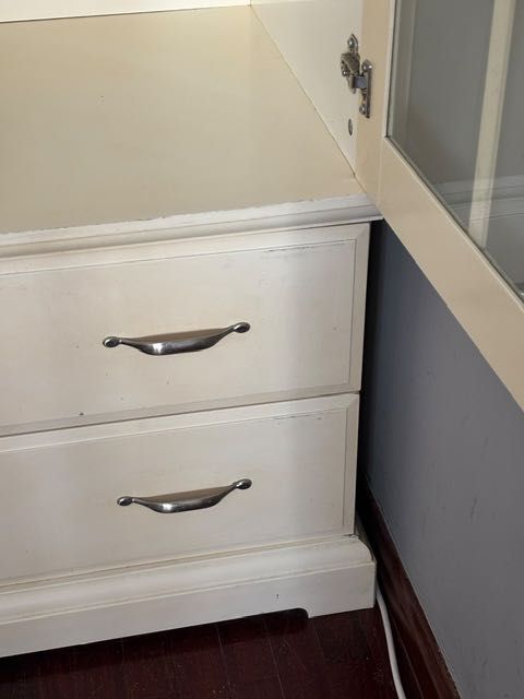 Roupeiro branco, Ikea, com portas de vidro e duas gavetas