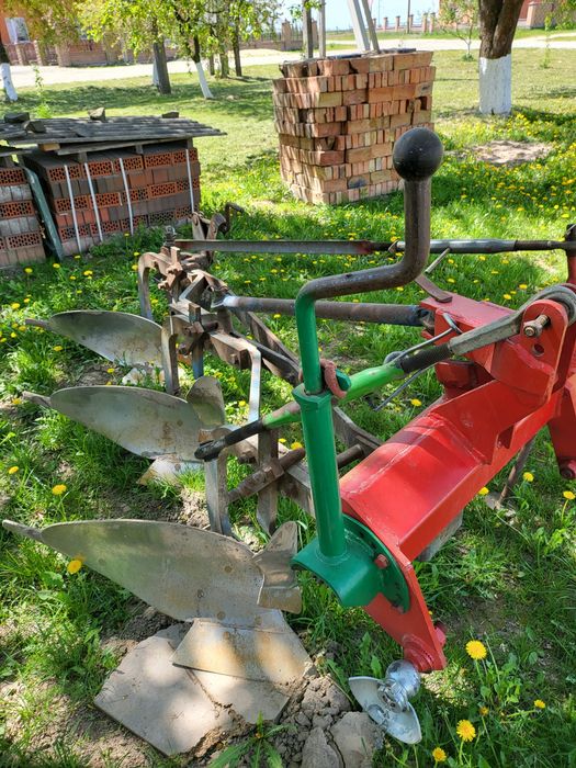 Плуг трьохкорпусний