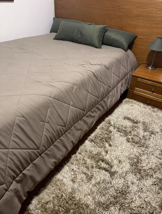 Cama, colchão, cabeceira e cómoda em madeira maciça