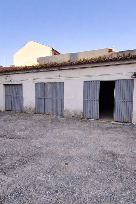 Espaço para Oficina/Armazém/Garagem/Outros – 250 m² com logradouro privado e acesso direto à rua.