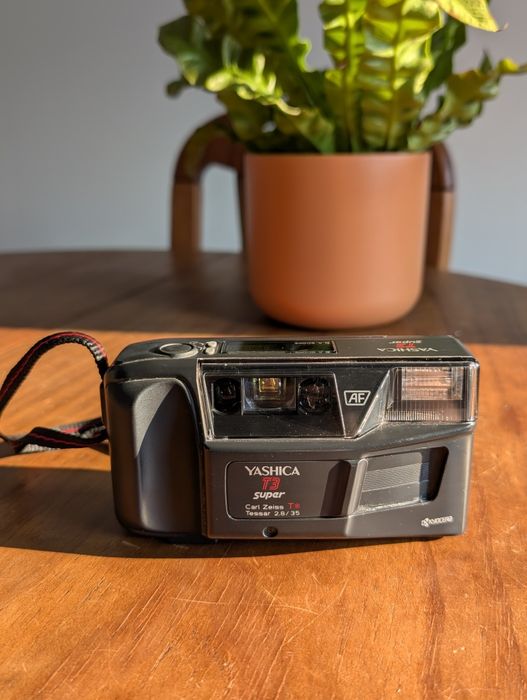 Câmara analógica Yashica T3 Super