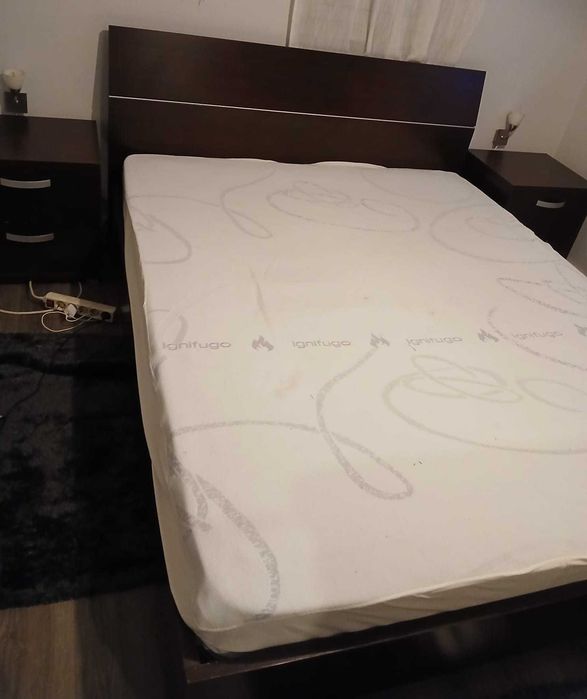 Cama de casal + 2 mesas de cabeceira