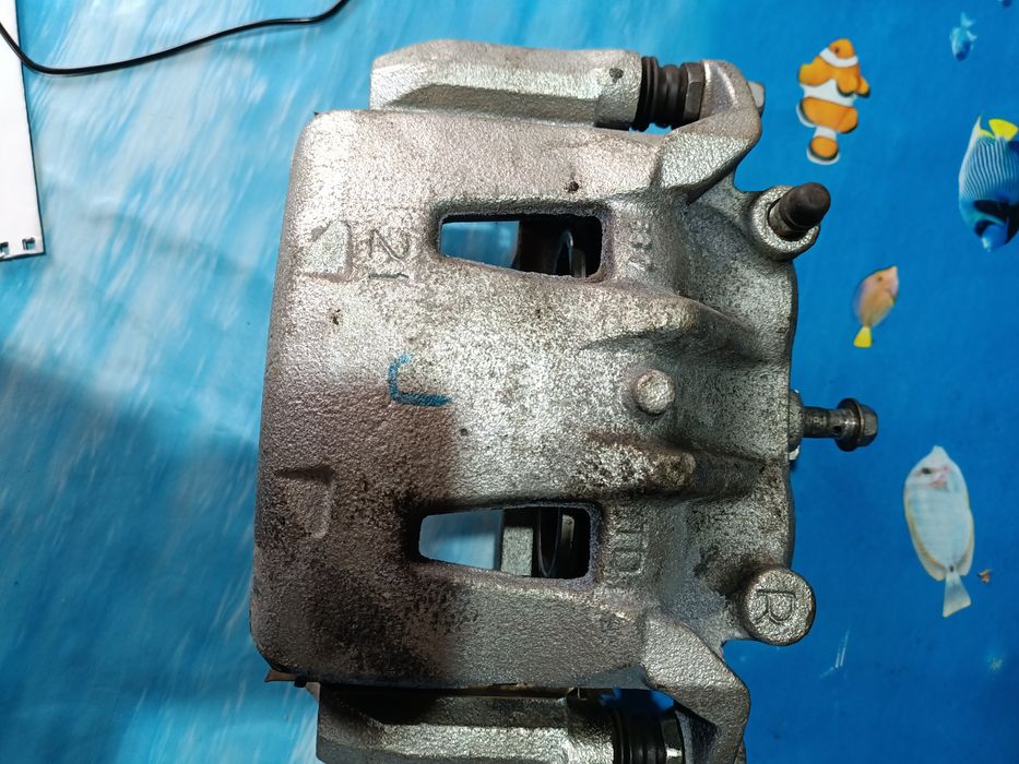 Супорт правий Nissan leaf