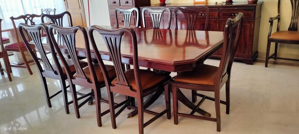 Mesa de jantar em madeira + 8 cadeiras – Excelente estado