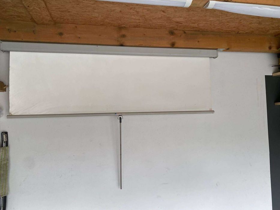 Ekran projekcyjny duży.