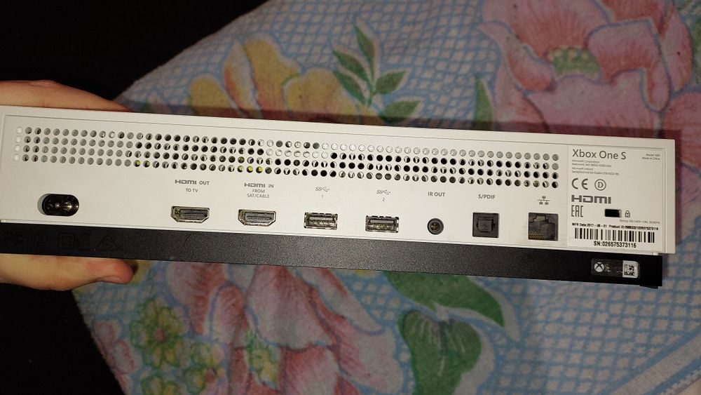 Xbox One S Model 1681 500GB z napędem + pad
